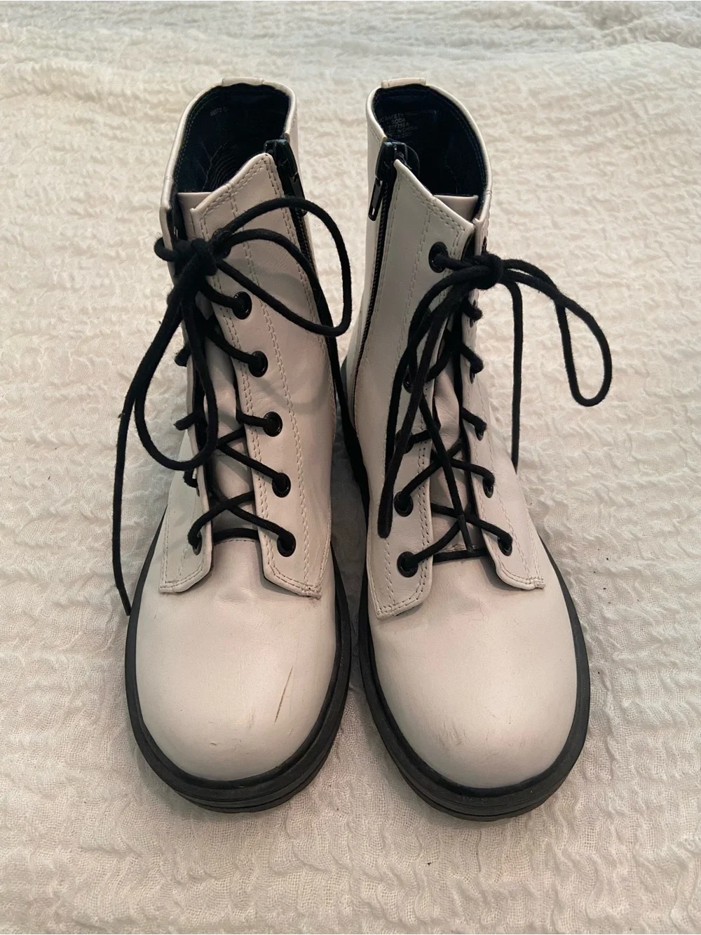 SODA GIRLS WHITE BOOTS SIZE 4